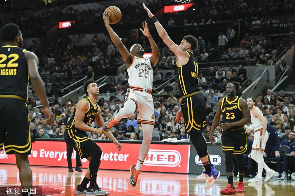 论员也对她 论员也对她