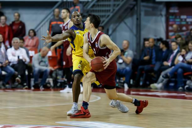 球队围绕他 球队围绕他